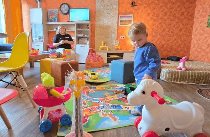 About Us – Gudauri Kids Club team with kids